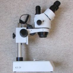 نمای بغل استریو میکروسکوپ زومیک سه چشمی 14 تا 90 برابر مدل KE-20